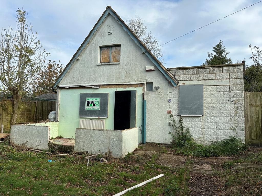 Lot: 40 - THREE-BEDROOM DETACHED HOUSE FOR REPAIR - External of Detached house